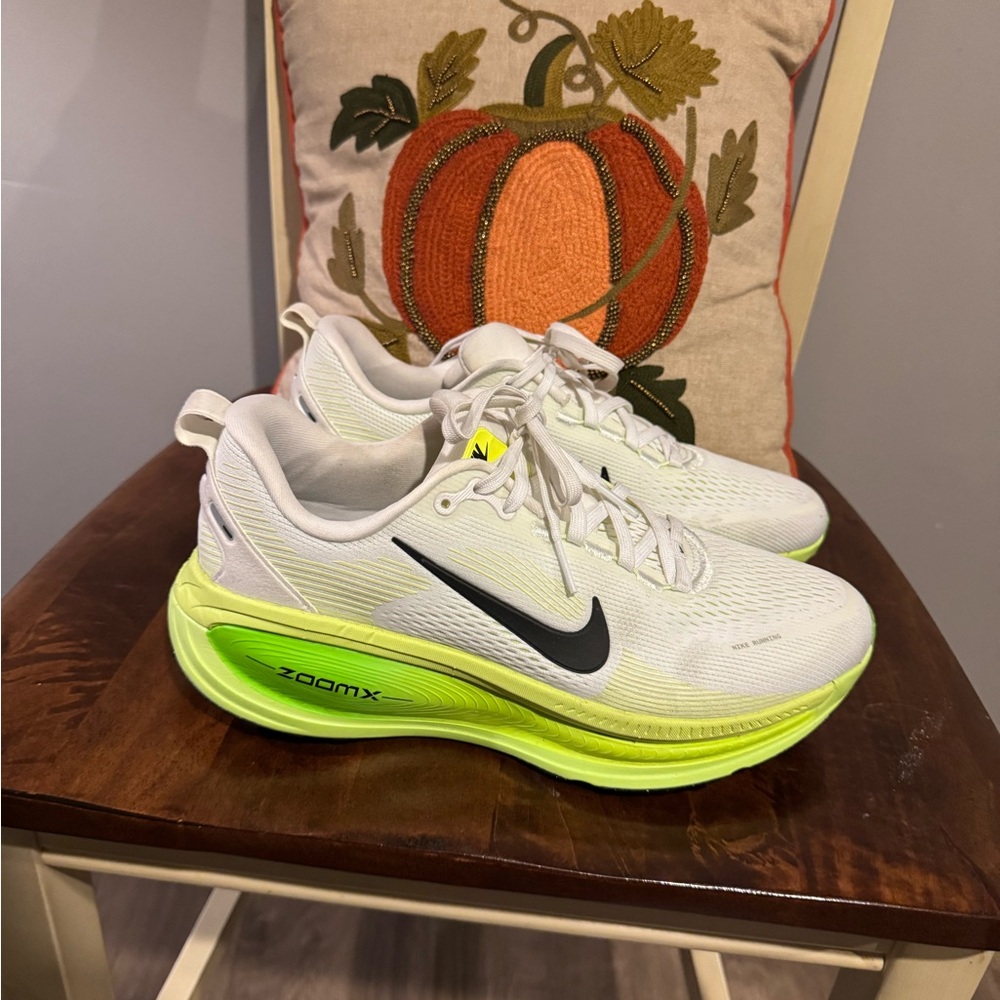 Nike Vomero 18 Running Sneakers